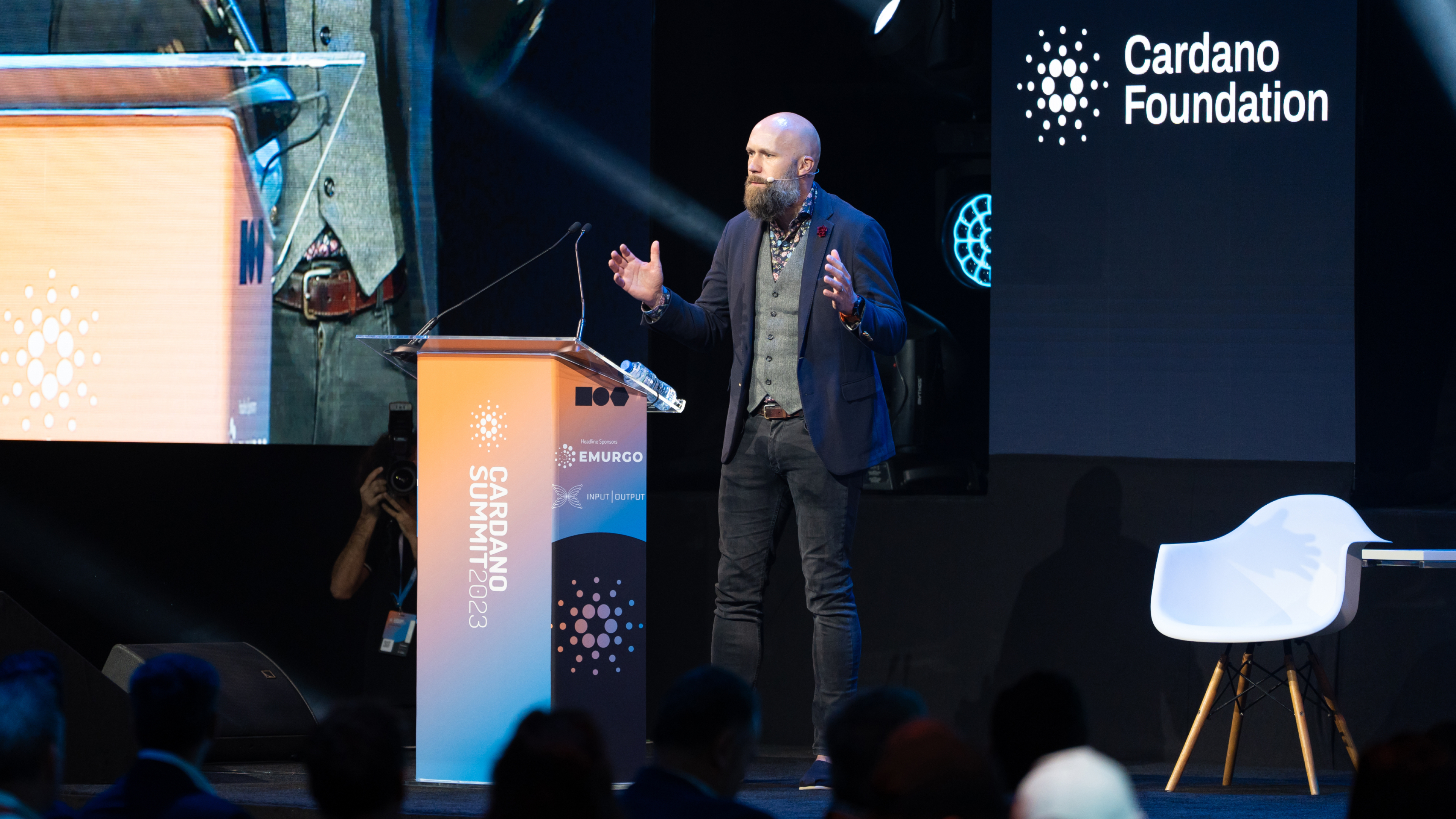 A photo that shows Frederik Gregaard speaking on stage to a crowd of people.